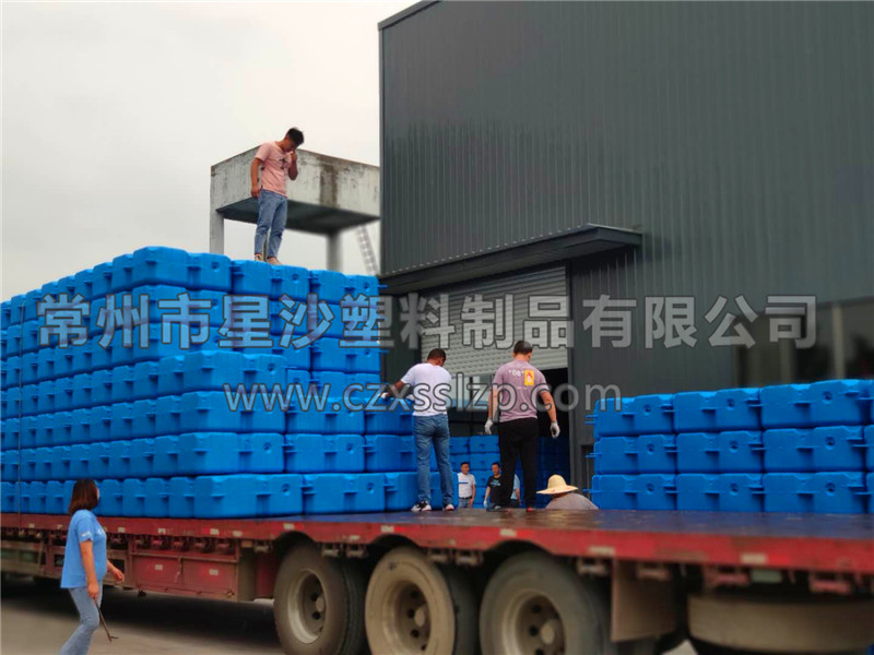 發(fā)往江西南昌的浮筒正在裝車(chē)4