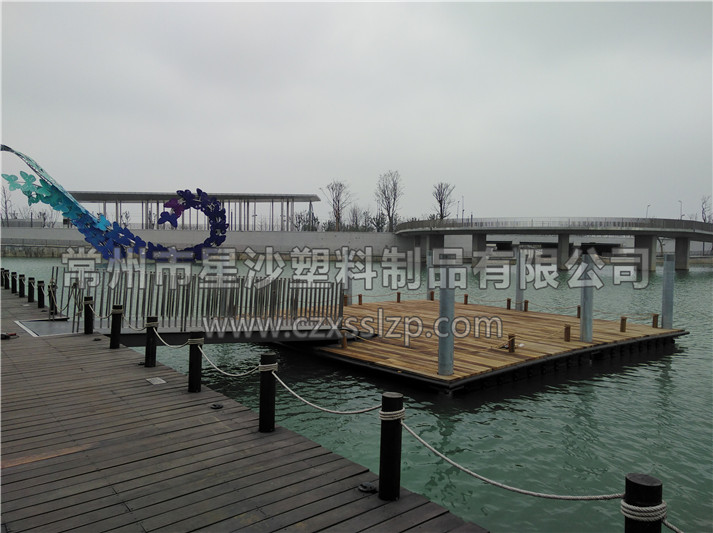 常州市星沙塑料制品有限公司客戶(hù)案例-蘇州天鵝湖浮筒平臺(tái)1