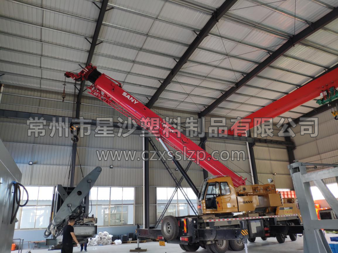 工作人員合作無間，正在進行吹塑機卸車工作3