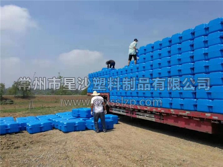 圖為水上木屋浮筒當天發(fā)貨后，安全抵達安徽亳州安裝地，工人們正在進行卸車作業(yè)。