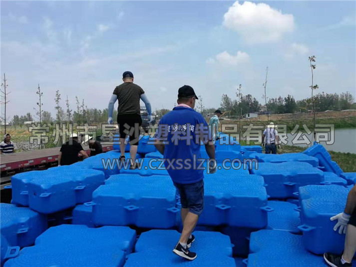 圖為水上木屋浮筒當天發(fā)貨后，安全抵達安徽亳州安裝地，工人們正在進行卸車作業(yè)2