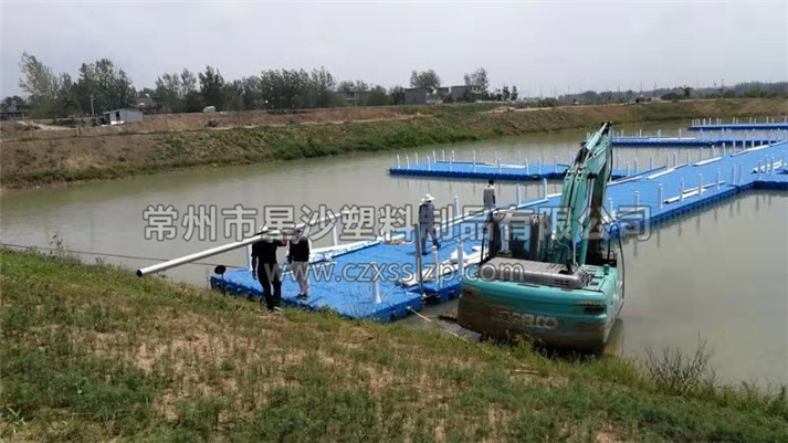 水上木屋浮筒平臺已經(jīng)按照圖紙要求安裝完畢，圖為挖機正在進行鋼管打樁工作。