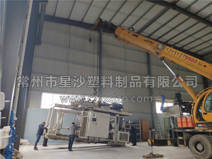 吹塑機(jī)在汽車吊師傅嫻熟的操作下，輕拿輕放，有條不紊的進(jìn)行卸車作業(yè)3